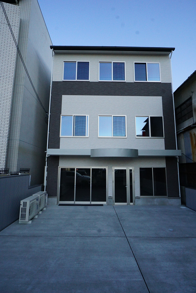 ３階建てバイク展示販売店